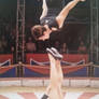 Azafata hace acrobacias con los pies 4