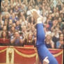 Mujer hace acrobacias con los pies 1
