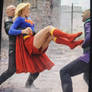 Escena de Supergirl luchando con los pies!!