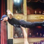 Chica experta acrobata de pies 6