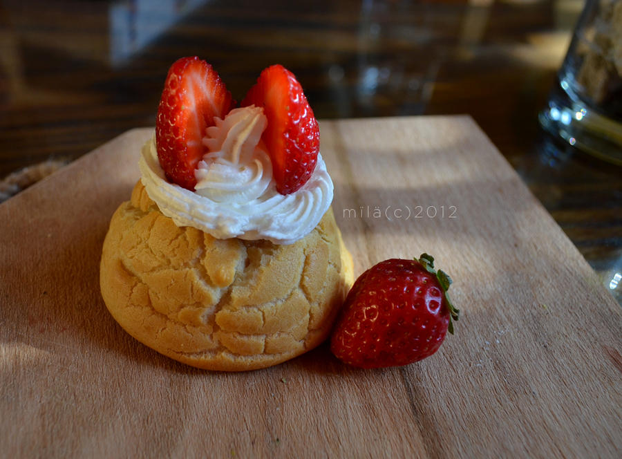 Choux filled with raspberry and strawberry