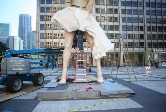 Marilyn Monroe Giantess Statue