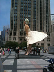 Marilyn Monroe Giantess Statue