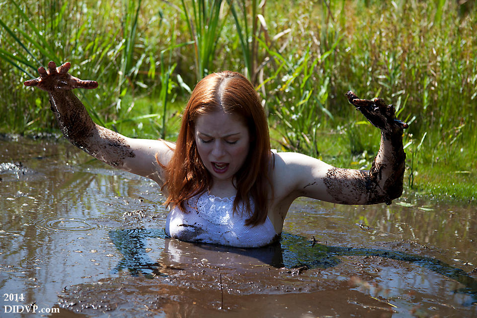 Люди на болоте на русском. Девушка болото. Девочка в болоте.