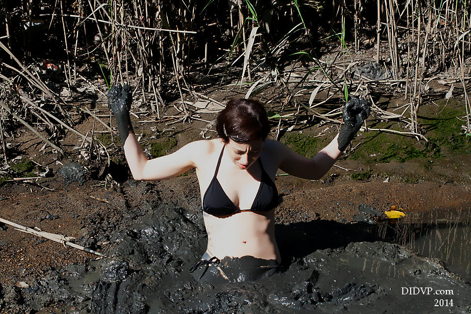 Girl in quicksand. Девушка в болоте.