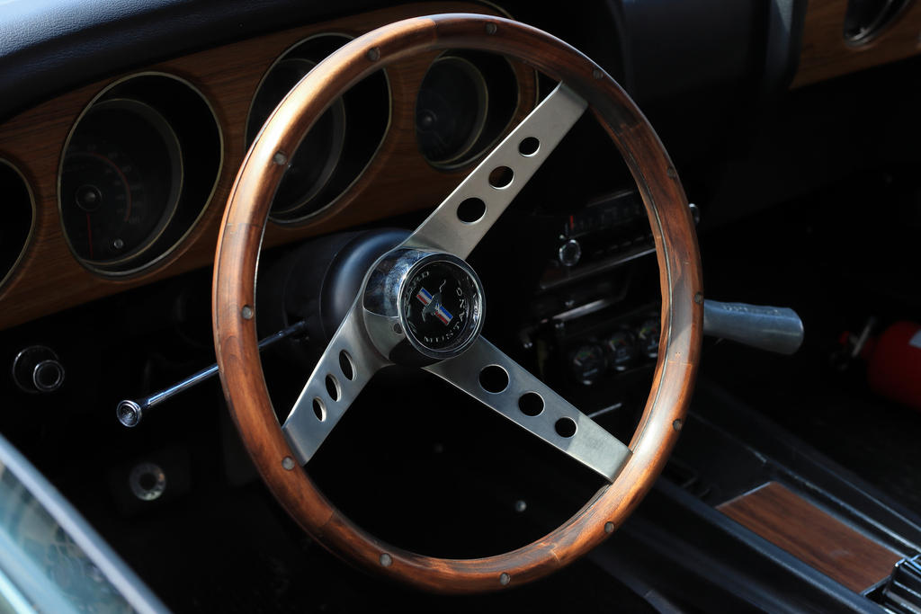 Vintage inside Ford Mustang, Retro-Electro Parade