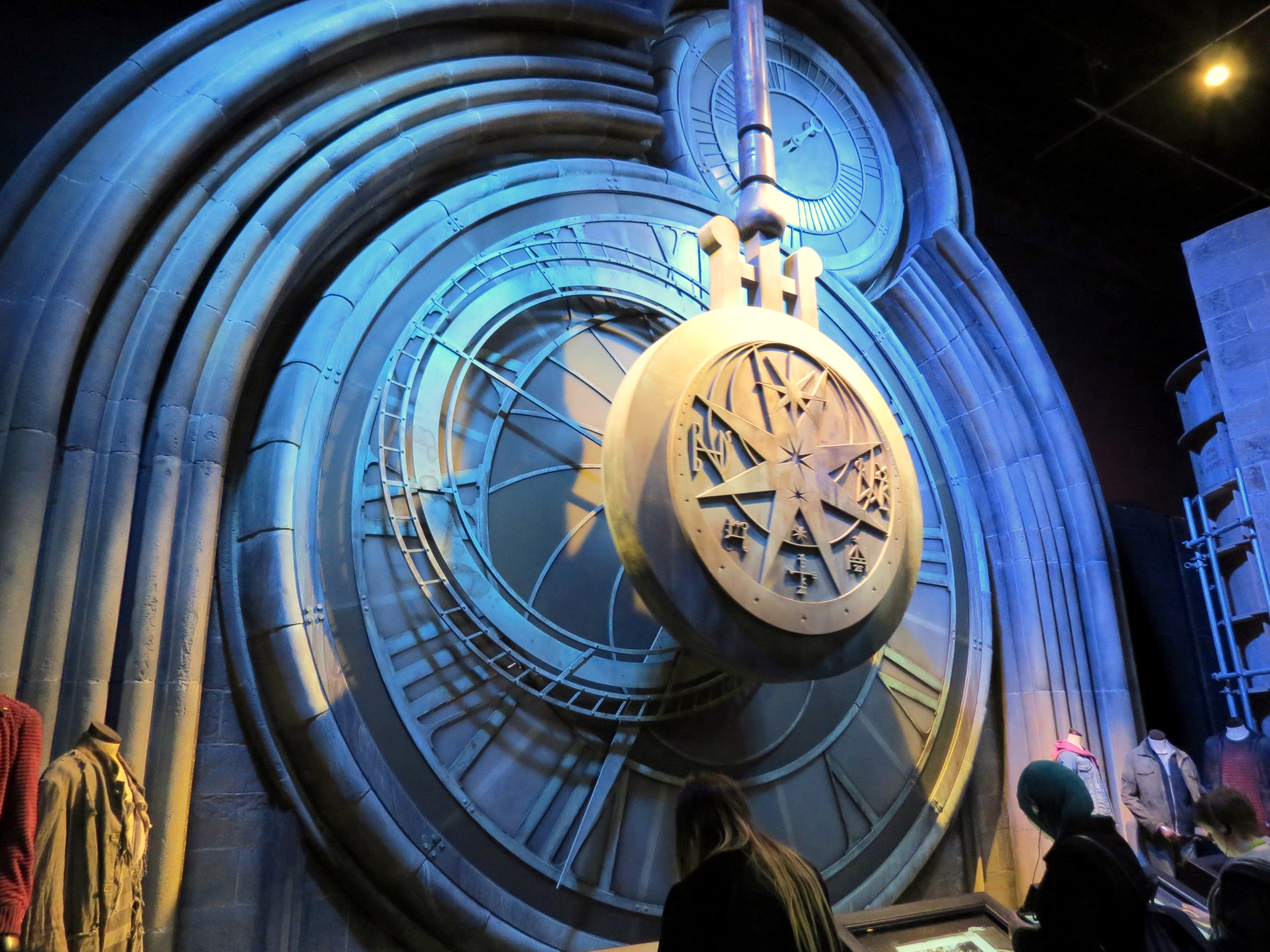 Hogwarts school clock inside workings