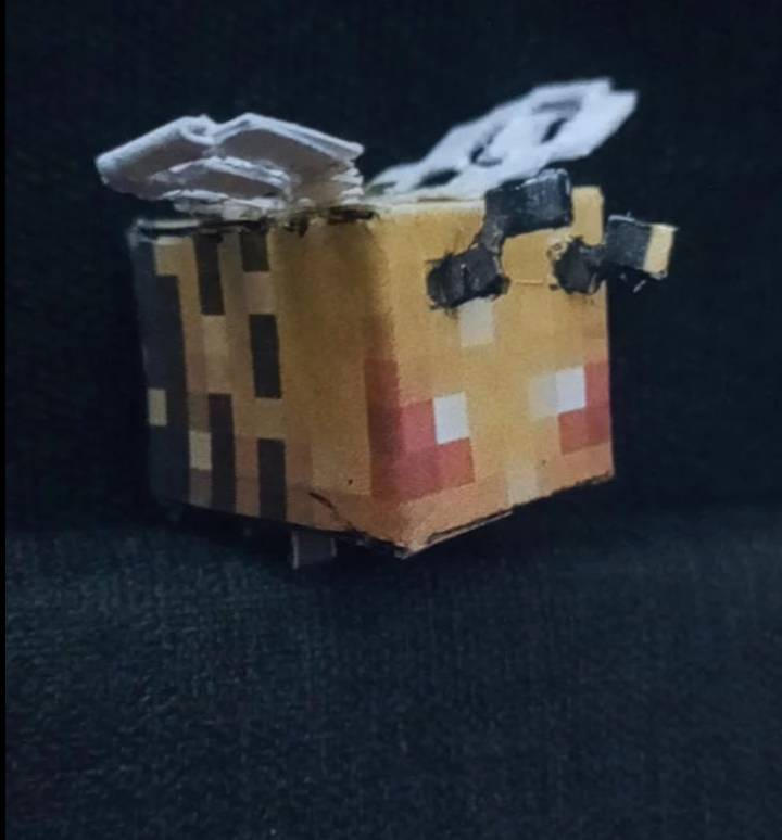 Minecraft Bee Deviantart Bee Minecraft by Drestofrty on DeviantArt