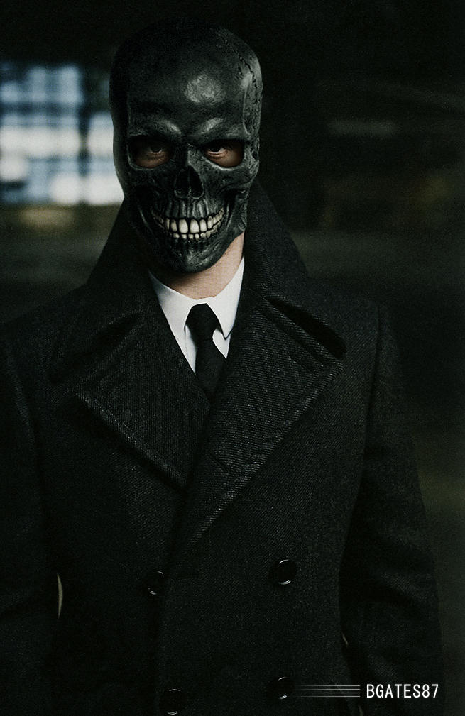 Черная маска видео. Мужик в маске. Черный костюм с маской. Мужчина в костюме и маске.