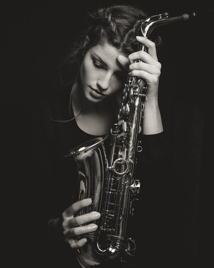 Девушка на саксофоне в студии. Фотосессия с музыкальными инструментами. Женщина с саксофоном. Фотосъёмка с музыкальным инструментом. Фотосессия с саксофоном.