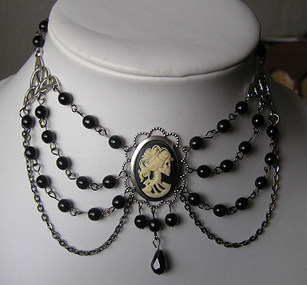 dark skull neckalce