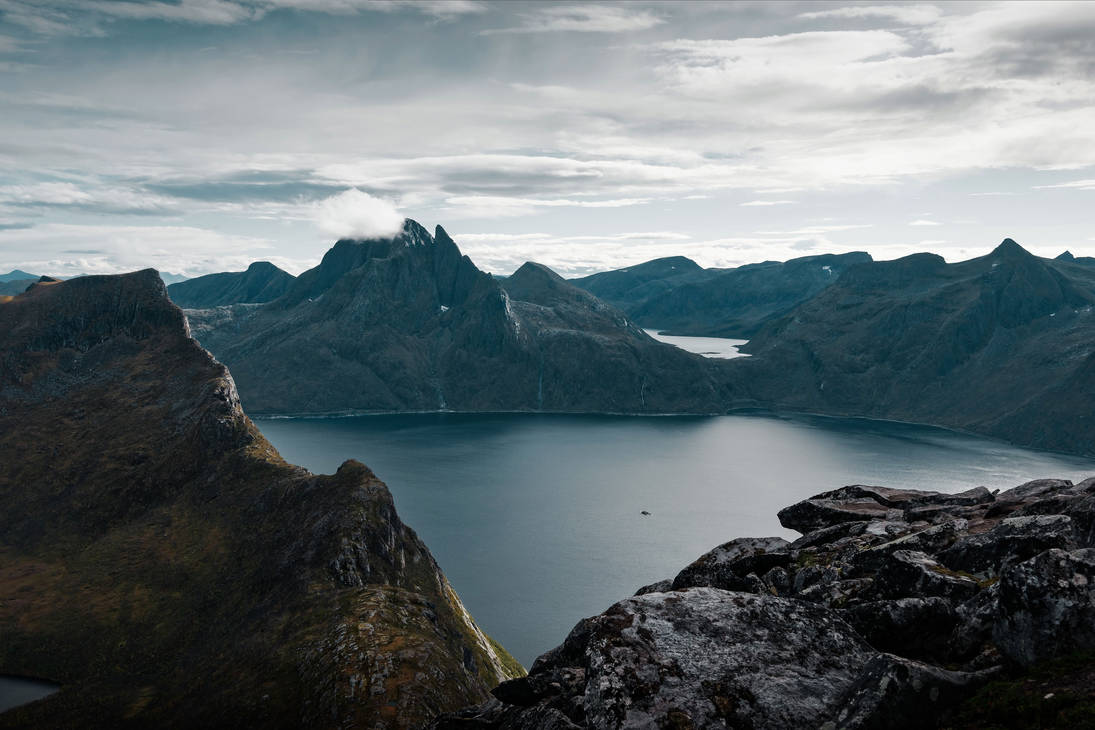 Увидев хорошо знакомое озеро. Озеро фьордовое Северная земля. Туманные фьорды Норвегия. Остров Сенья Норвегия.