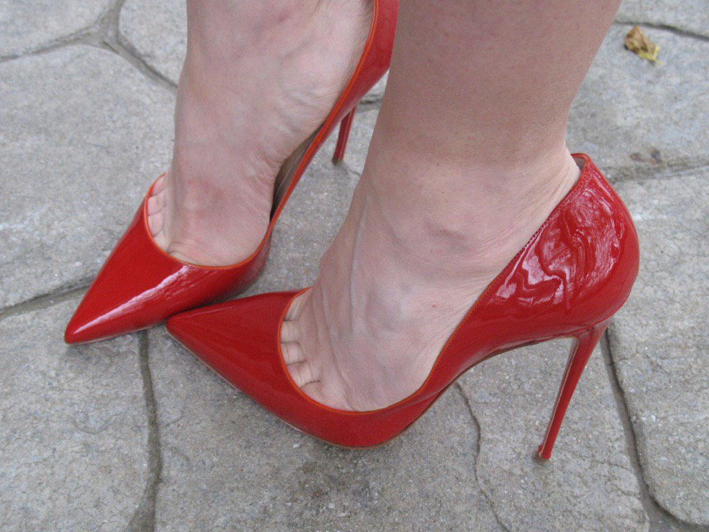 Red pumps toe-cleavage by lude1 on DeviantArt