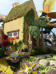 Part of the 2013 Downey rose float 7