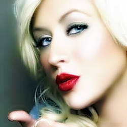 Christina-aguilera-blowing-a-kiss