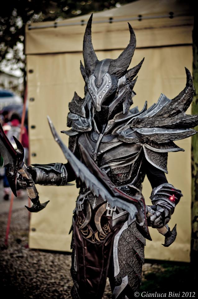 Cosplay Dovahkiin Daedric full armor from Skyrim