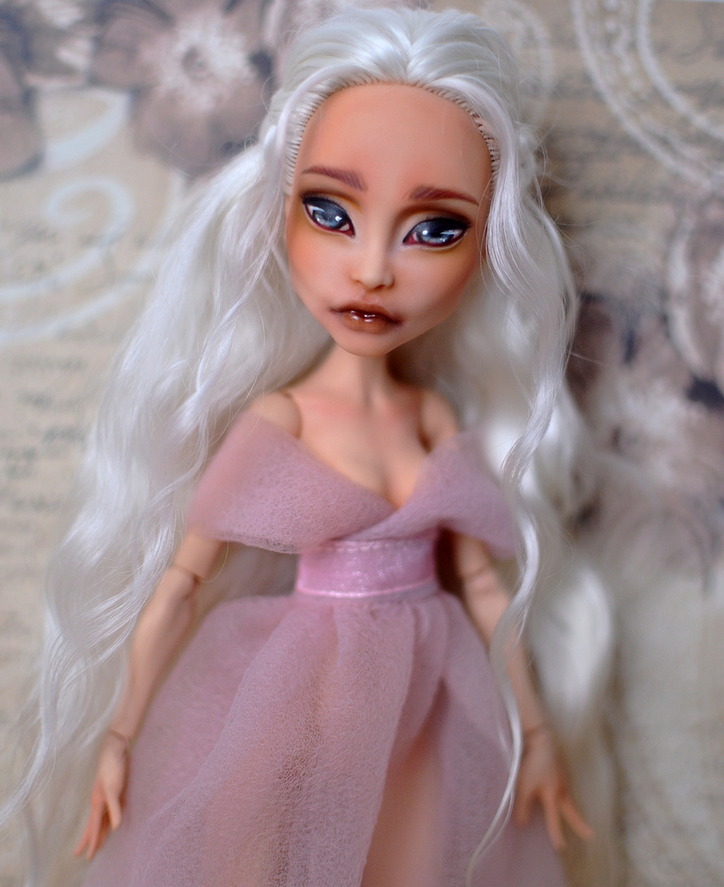 Daenerys Targarien inspired doll