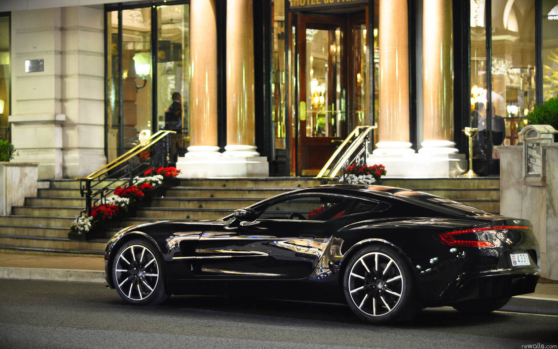 Черная машина в москве. Aston Martin суперкар.