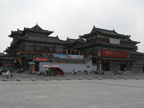 grandiose chinese pagoda
