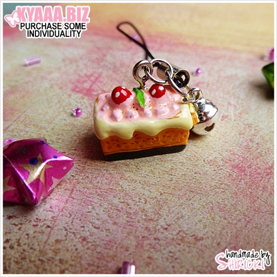 Charm - Cell Phone - Strawberry Cake