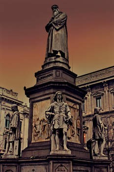 Leonardo Da Vinci's Statue