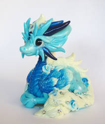 Figurine dragon blue glow in the dark