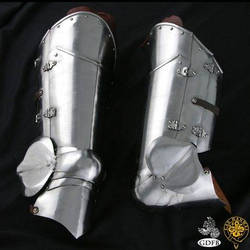 Functional plate armour for the legs