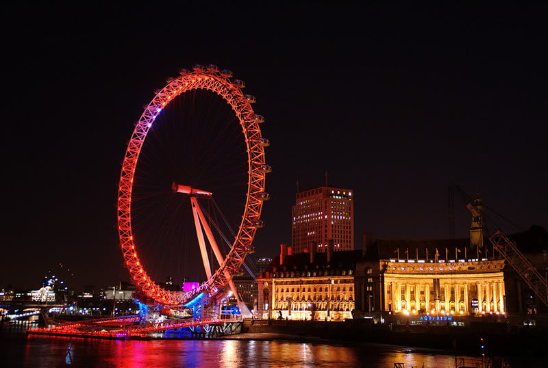 the London Eye, a big ferris wheel in London. 2007