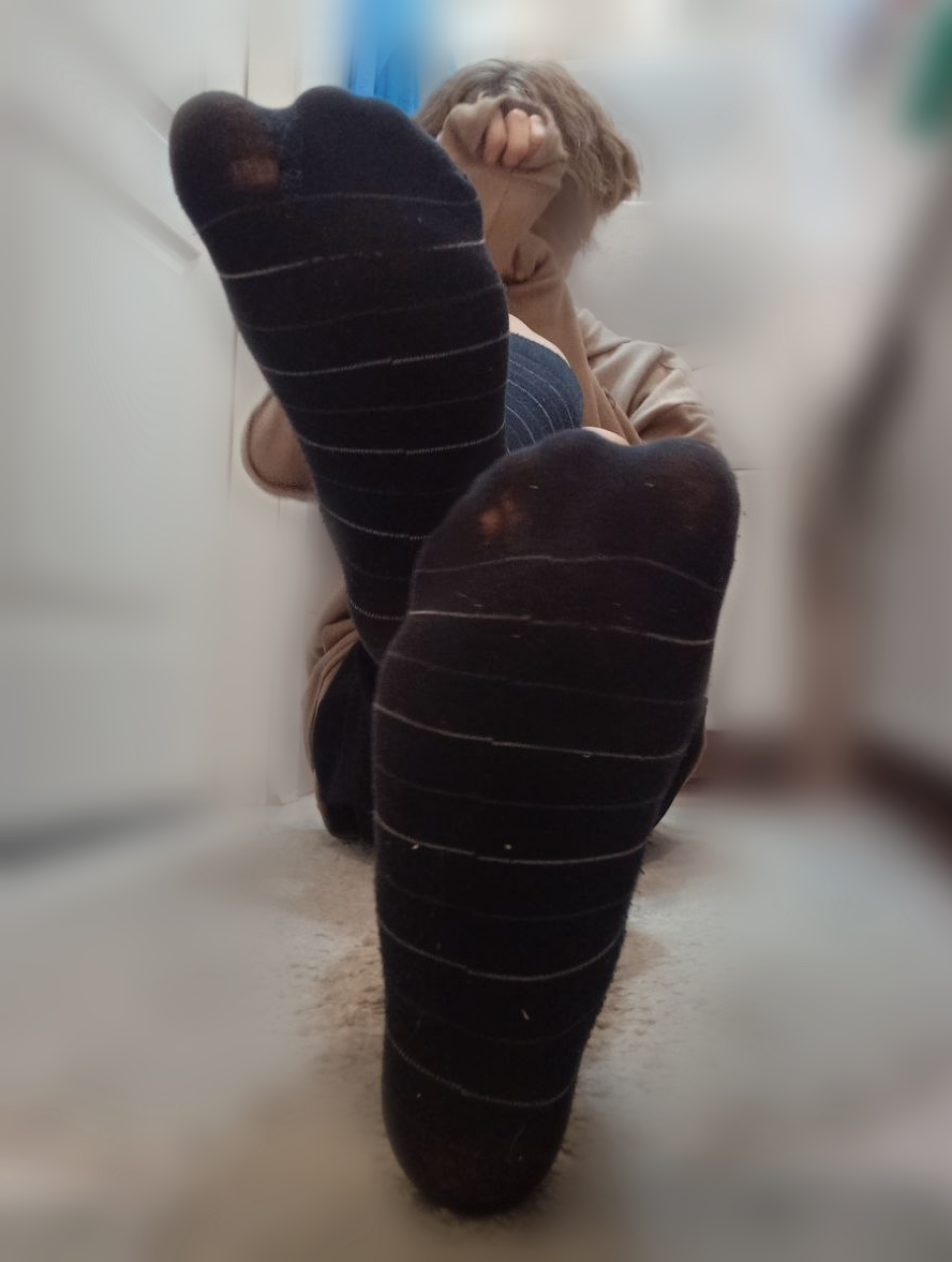 Foot Poses Deviantart foot pose by Chetchi on DeviantArt
