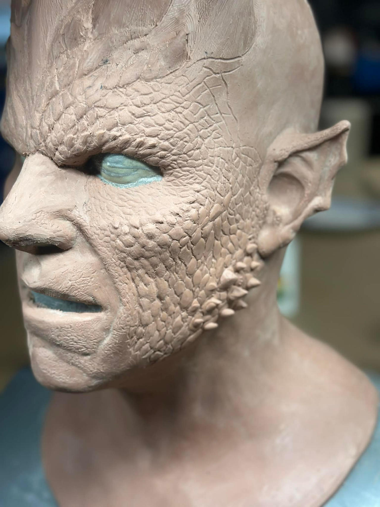 Regis 5.2 Dragon mask Spikes and Scales side