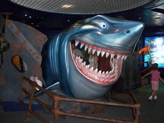 Epcot: Bruce statue