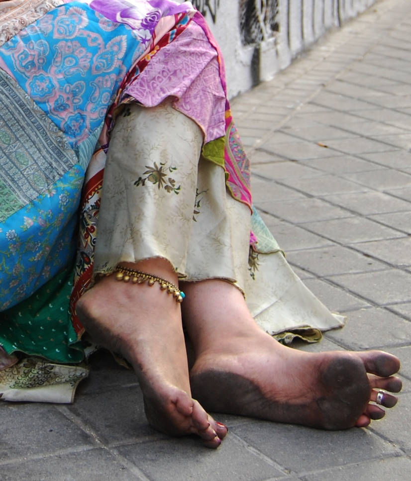 Dirtysoles. Ноги индийских женщин. Босые подошвы. Бедные индийские женщины.
