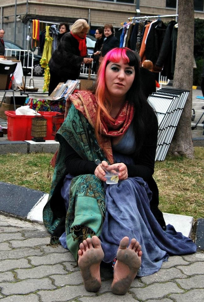 Gypsy woman she homeless. Босая цыганка Сесилия. Босоногие цыганки.