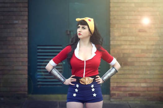 Wonder Woman Bombshell cosplay - Ready to fight !