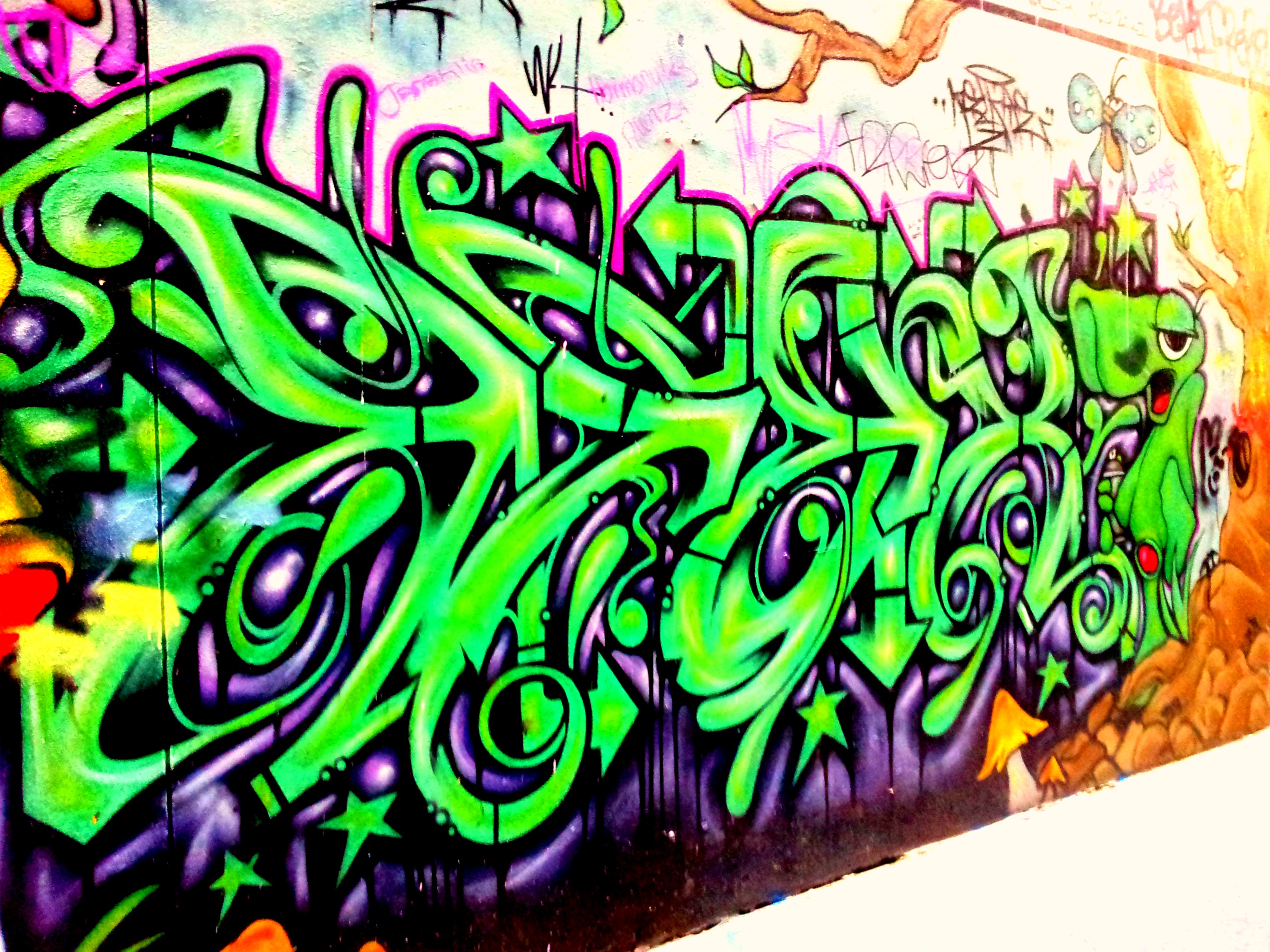 Яркие надписи граффити