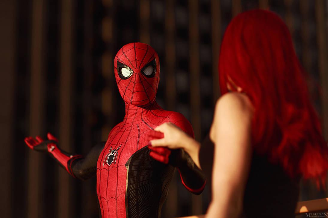 2 девушки в костюме человека паука. Косплей Марвел человек паук.