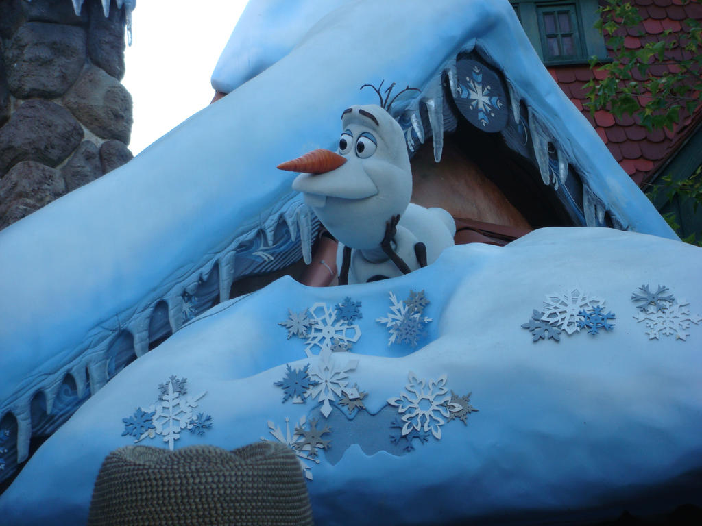 Olaf is talking on Disney Frozen's snow hut roof