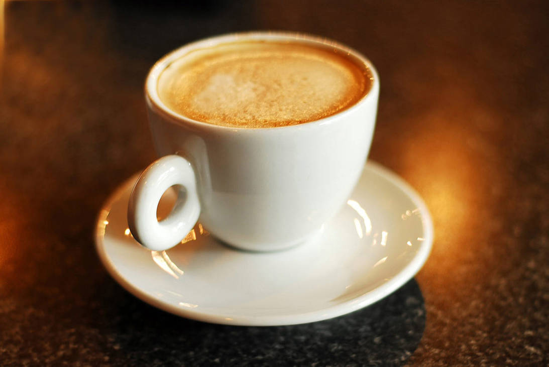 Переведи на английский кофе. Кофе на английском. Кофе фото. Кофе в белой чашке. Чашка кофе в кофейне.