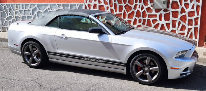 2014 Ford Mustang cabriolet (right profile)