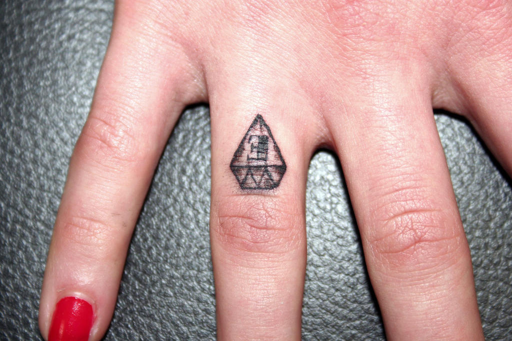 Brilliant at the finger Tattoo