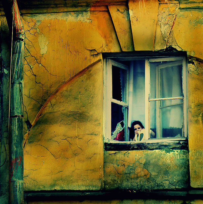 Год окну жизни. Грязное окно. Окна артхаус. За нашими окнами жизнь. Окно в жизнь картинка.