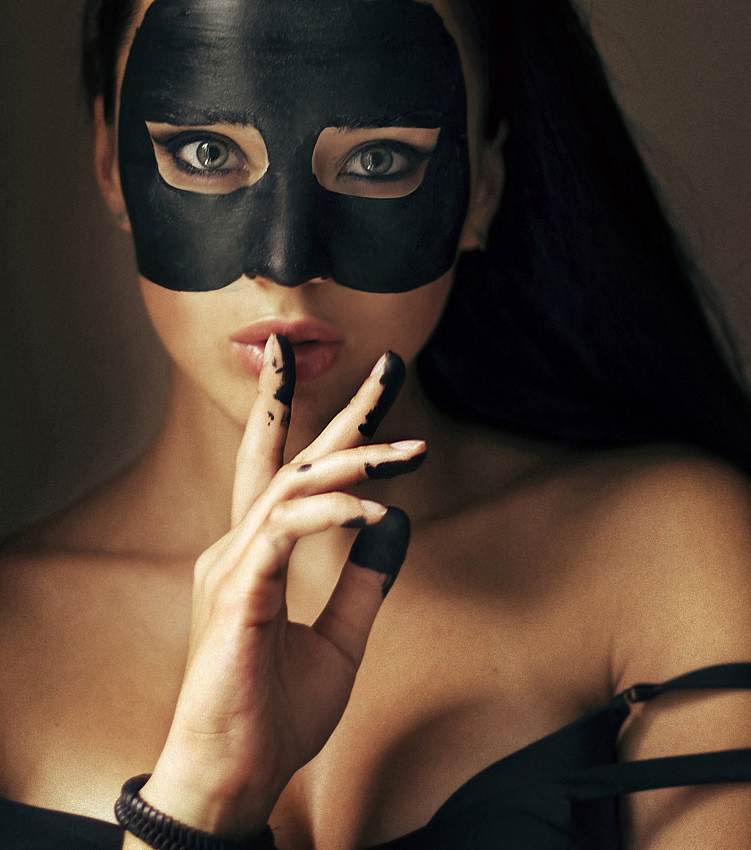 Модель в маске. Девушка в маске. Красивая девушка в маске. Девушка в черной маске.