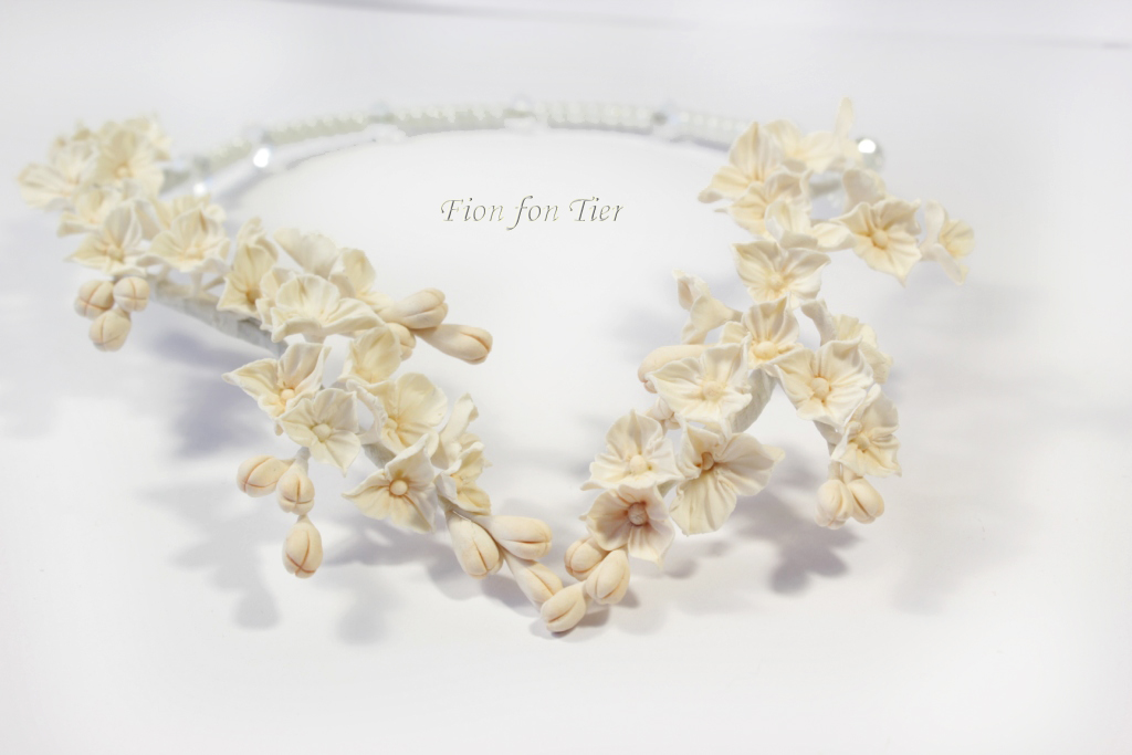 Ivory buds and flowers necklace