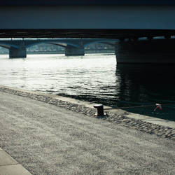 Attache car l'eau coule sous les ponts