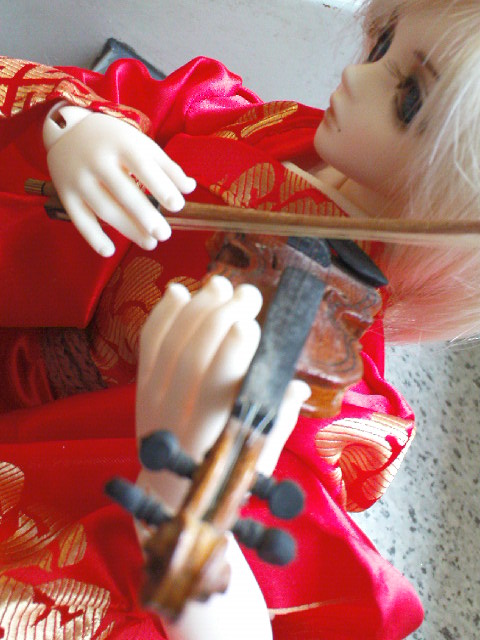 demian plays the violine