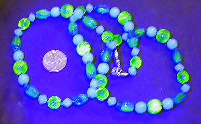 uranium-glass necklace 2:UVvis