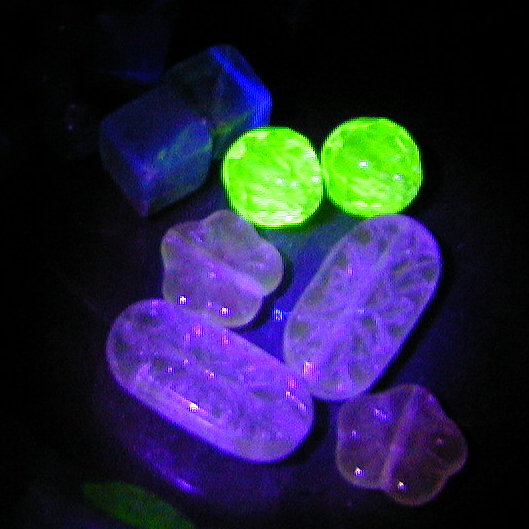 uranium+manganese glass beads