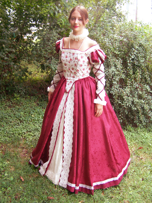 elizabethan dress Typical and splendid examples of clothing this pleated material was sometimes edged in lace and some were so elaborate they had to be held in place with string and pins Elizabethan costumes .Anne Boleyn |