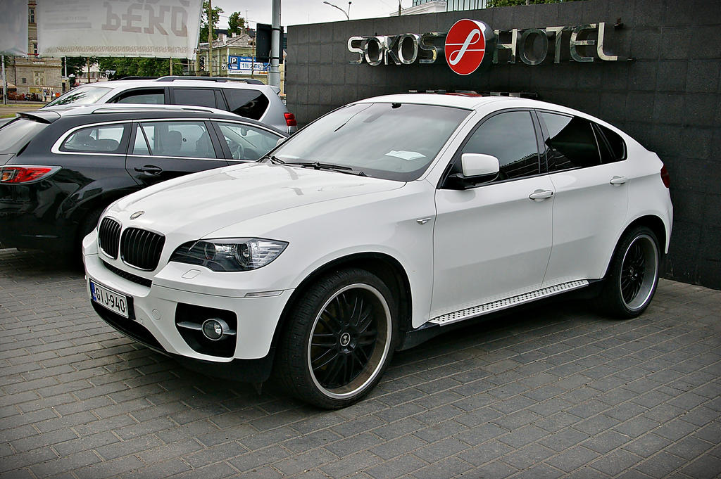 Poco x6 белый. BMW x6 White. БМВ x6 белая. Мерседес х6 белый. БМВ х6 белый с черным бампером.