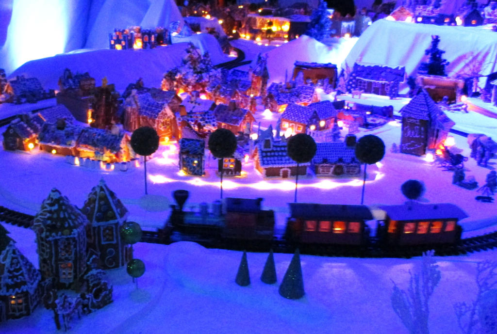 Moving Gingerbread Train by ToveAnita on DeviantArt